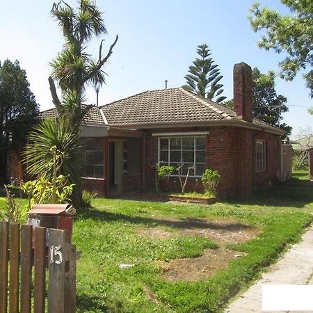 Springvale Couple Room Shared Bathroom Exterior photo